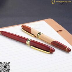 Bút Gỗ Nắp Đậy Khắc Tên V013 Làm Quà Tặng 6 butkyquatang.com Bút Gỗ Khắc Tên V013 Làm Quà Tặng