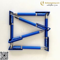 Bút Bi Nhựa Xoay V135 In Logo 13 butkyquatang.com Bút Bi Nhựa Nút Bấm V135 In Logo 2