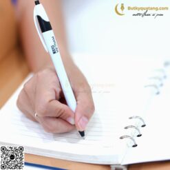 Bút Bi Nhựa Bấm Siêu Nhẹ V138 In Logo 8 butkyquatang.com Bút Bi Nhựa Bấm Siêu Nhẹ V138 In Logo 5