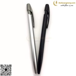 Bút Bấm Bằng Nhựa In Logo Quảng Cáo V117 5 butkyquatang.com Bút Bấm Bằng Nhựa In Logo Quảng Cáo V117 6