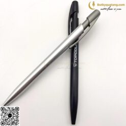 Bút Bấm Bằng Nhựa In Logo Quảng Cáo V117 6 butkyquatang.com Bút Bấm Bằng Nhựa In Logo Quảng Cáo V117 7