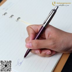 Bút Bi Cao Cấp Parker Jotter Đ-PTB Purple CT TB6-1953412 (3501179534121) 6 butkyquatang.com Bút Bi Cao Cấp Parker Jotter Đ-PTB Purple CT TB6-1953412 (3501179534121) 4
