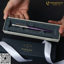 Bút Bi Cao Cấp Parker Jotter Đ-VTR Violet CT TB6-1953350 (3501179533506) 8 butkyquatang.com Bút Bi Cao Cấp Parker Jotter Đ-VTR Violet CT TB6-1953350 (3501179533506) 7