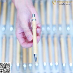 Bút Vỏ Trẻ Nút Bấm V052 Khắc Tên 6 butkyquatang.com Bút Vỏ Trẻ Nút Bấm V052 Khắc Tên