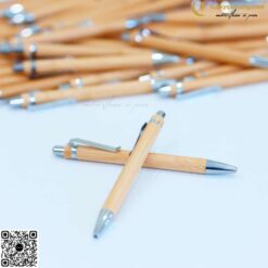 Bút Vỏ Trẻ Nút Bấm V052 Khắc Tên 4 butkyquatang.com Bút Vỏ Trẻ Nút Bấm V052 Khắc Tên