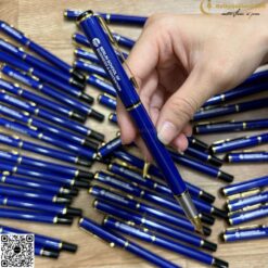 Bút Kim Loại Nắp Đậy Khắc Tên V016 Theo Yêu Cầu 9 butkyquatang.com V016 xanh 19 butkyquatang.com