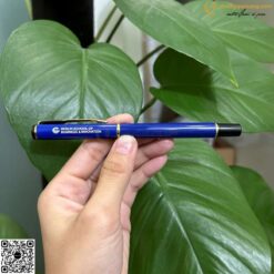 Bút Kim Loại Nắp Đậy Khắc Tên V016 Theo Yêu Cầu 7 butkyquatang.com V016 xanh 21 butkyquatang.com