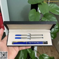 Bút Kim Loại Nắp Đậy Khắc Tên V016 Theo Yêu Cầu 10 butkyquatang.com V016 xanh 24 butkyquatang.com
