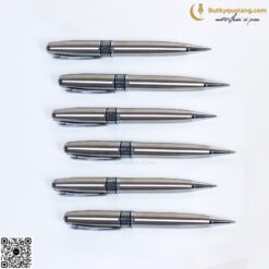 Bút Kim Loại Xoay V022 Khắc Tên Làm Quà Tặng 4 butkyquatang.com Bút Kim Loại Xoay V022 Khắc Tên Làm Quà Tặng 4