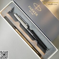 Bút Bi Cao Cấp Parker Jotter Đ-BDST Black CT TB6-1953346 (3501179533469) 17 butkyquatang.com But Bi Parker Jotter D BDST Black CT TB6 1953346 3 butkyquatang.com
