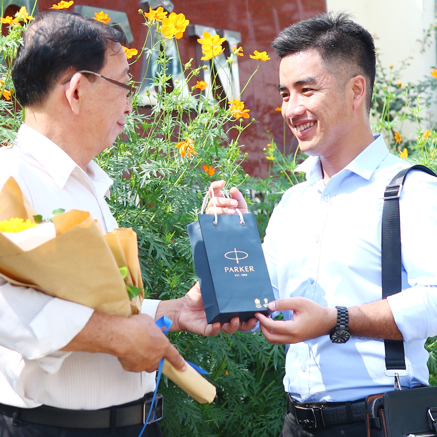 TƯ VẤN QUÀ TẶNG 20/11 136 butkyquatang.com anh quan butkyquatang.com