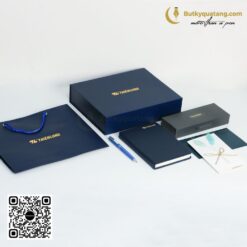 Bộ Quà Tặng Bút Bizner, Sổ Tay, Thiệp, Hộp Đựng Cao Cấp GSB2025 3 butkyquatang.com Bộ Quà Tặng Bút Bizner, Sổ Tay, Thiệp, Hộp Đựng Cao Cấp GSB2025 - Butkyquatang.com