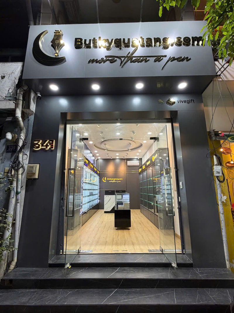 showroom thứ 3 chuỗi cửa hàng butkyquatang