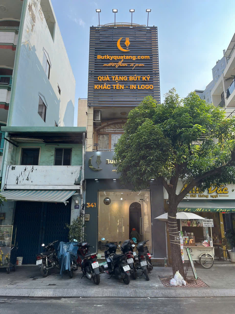 showroom thứ 3 chuỗi cửa hàng butkyquatang
